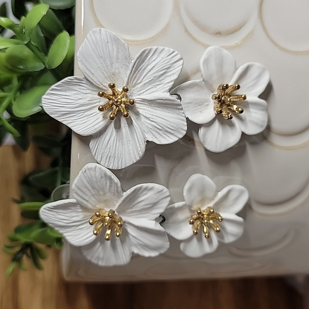FRANGIPANI PLUMERIA HINGED DROP EARRINGS - Picture 6 of 7